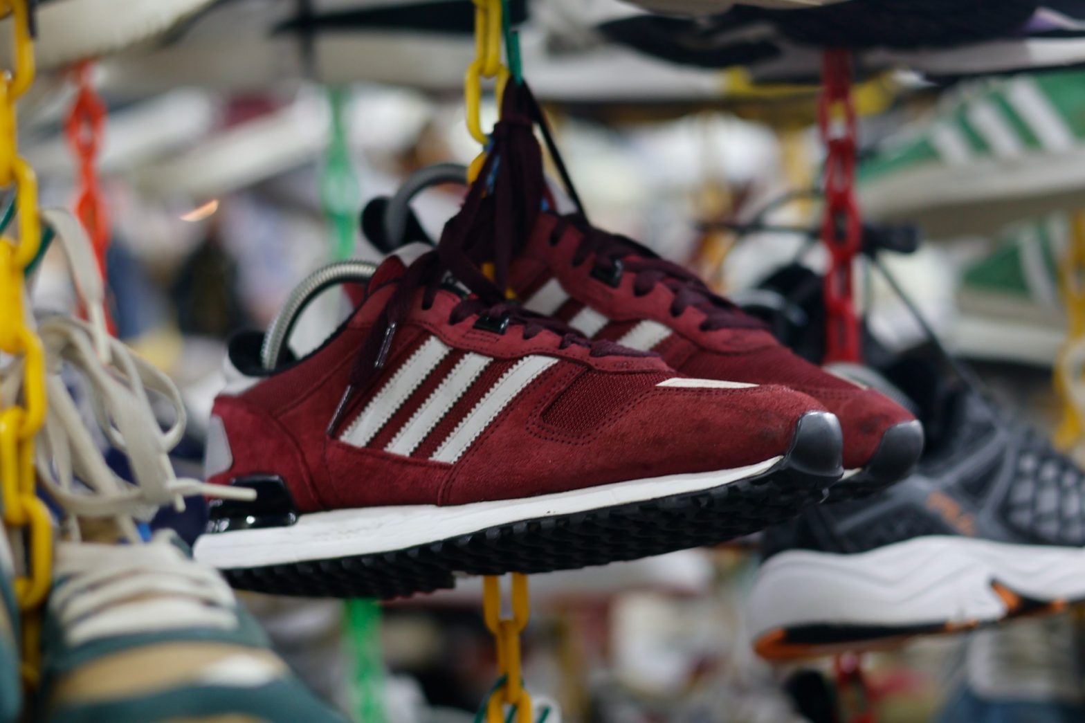 Regalare le scarpe usate: le associazioni di beneficenza alle quali fare riferimento
